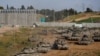 Tanket izraelite derisa hyjnë në Gazë, më 10 prill, 2024/Reuters
