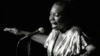 Nina Simone se produit au Avery Fisher Hall de New York le 27 juin 1985.