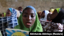 Seorang anak perempuan Nigeria sedang mengaji di kota Kano di bagian utara Nigeria, 21 Juli 2012, sebagai ilustrasi. (Foto: REUTERS/Akintunde Akinleye)