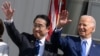 นายกรัฐมนตรีญี่ปุ่นฟูมิโอะ คิชิดะ และประธานาธิบดีสหรัฐฯ โจ ไบเดน โบกมือจากระเบียงทำเนียบขาว ในกรุงวอชิงตัน เมื่อ 10 เม.ย. 2024 (Photo by Mandel NGAN / AFP)