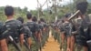 资料照片：若开军新兵在克钦邦莱扎大本营攀登绳索。（美国之音照片）
