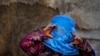 دختر کوچکی با برقع در شهر کهنه کابل