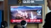 Una pantalla de televisión muestra una imagen de archivo del lanzamiento de misiles de Corea del Norte durante un programa de noticias en la estación de tren de Seúl, Corea del Sur, el lunes 22 de abril de 2024.