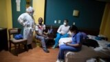 Các bác sĩ Venezuela nghỉ ngơi sau khi kiểm tra các bệnh nhân COVID-19 không triệu chúng cách ly tại một khách sạn ở Caracas, Venezuela, ngày 29/8/2020. 