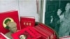 1999年上海里弄摆摊出售的文革遗物：毛泽东和林彪照片，所谓“红宝书”