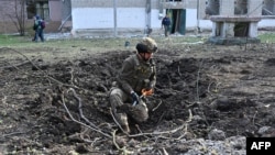 A Ukrainian explosive technician examines the site of an explosion after a Russian missile strike in Kharkiv on April 6, 2024. A Russian microchip company continues to provide chips to Russian arms manufacturers despite its claims it doesn't, VOA has learned.