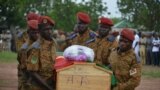 Des soldats transportent le cercueil d’un des sept membres des forces de sécurité tués dans une attaque à la bombe dans l'est du Burkina Faso, à Ouagadougou, le 31 août 2018.