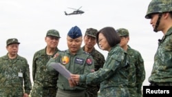 차이잉원(가운데 오른쪽) 타이완 총통이 훈련 중인 공군 장병들과 환담하고 있다. (자료사진)