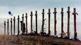 Seorang wanita berdiri di antara salib yang dipasang di sebuah bukit di atas SMA Columbine di Littleton, Colorado, untuk mengenang mereka yang tewas dalam penembakan di sekolah pada tanggal 20 April 1999 (AP)