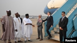 2024年1月23日，美国国务卿布林肯抵达尼日利亚阿布贾国际机场，受到尼日利亚外长图加尔等官员的迎接。（路透社照片）