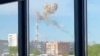 Dim se uzdiže u trenutku pada TV tornja posle onoga za šta lokalni zvaničnici kažu da je bio raketni udar, tokom Ruskog napada na Ukrajinu, u Harkovu, 22. aprila 2024.