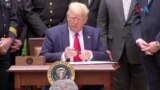 Претседателот Трамп забрани стискање врз врат при апсење