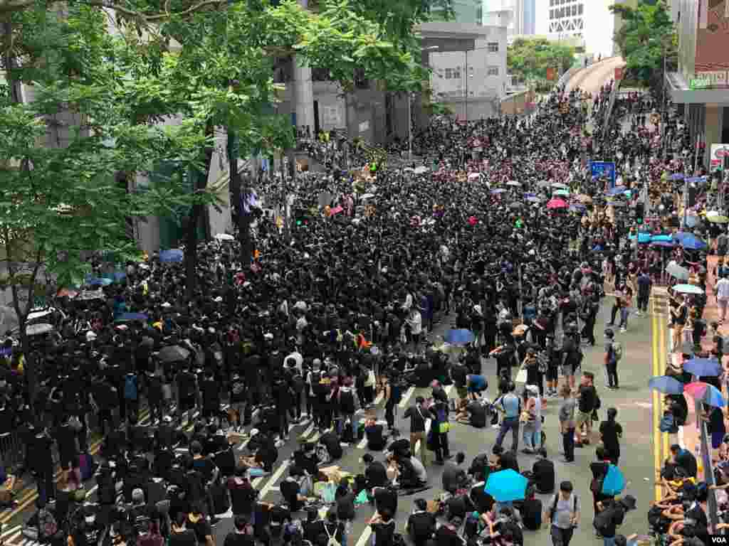 香港灣仔警察總部外的抗議民眾 (2019年6月21日) (美國之音湯惠芸拍攝)