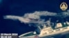 菲律宾武装部队2024年3月23日拍摄并发布的航拍视频截图显示，中国海警船（右下）使用水炮袭击菲律宾补给船。
