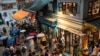 人群2024年3月31日聚集在香港上环的一条静谧小巷，向独立书店见山书店（Mount Zero Books）告别。（法新社）