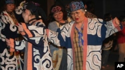 Ainu's audience enjoy in a concert of the Indigenous Peoples Summit in Sapporo, northern Japan, Friday, July 4, 2008. (AP Photo/Shizuo Kambayashi)