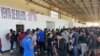 2023년 9월 29일 멕시코 오악사카주의 한 도시에서 이주자들이 미국 국경 지대로 가는 버스 티켓을 사기 위해 기다리고 있다.(자료 사진)