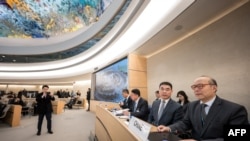 中国常驻联合国日内瓦办事处大使陈旭（右）2024年1月23日准备在联合国人权理事会对中国人权状况进行的定期审议会上发言。（法新社）
