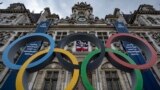 Struktur cincin yang menjadi simbol dari olimpiade terpasang di depan Balai Kota Paris, Prancis, pada 30 April 2023. (Foto: AP/Aurelien Morissard)