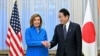 아시아 순방 중인 낸시 펠로시(왼쪽) 미 하원의장이 5일 도쿄에서 기시다 후미오 일본 총리와 회동하고 있다.