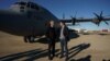 Джастин Трюдо и Йенс Столтенберг возле транспортного самолета канадских вооруженных сил CC-130 Hercules после прибытия в Кембридж-Бей, Нунавут, Канада, 25 августа 2022 года