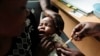 Un enfant reçoit un vaccin au Cameroun.