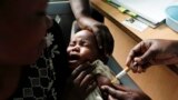 Un enfant reçoit un vaccin au Cameroun.