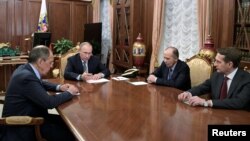 روس کے صدر ولادی میر پوٹن، بائیں سے دوسرے، وزیر خارجہ سرگئی لاوروف، بائیں، روسی فیڈرل سیکیورٹی سروس کے ڈائریکٹر الیگزینڈر بورٹنیکوف، دائیں سے دوسرے، اور فارن انٹیلی جنس سروس کے ڈائریکٹر سرگئی ناریشکن ایک میٹنگ میں فائل فوٹو 