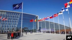 ARHIVA - Mislnistri spoljnih poslova zemalja NATO-a ispred sedišta alijanse u Briselu, tokom ceremonije podizanja finske zastave, 4. aprila 2023. (Foto: AP/Olivier Matthys, Pool) 