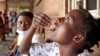 ARCHIVES - Une jeune fille reçoit une dose de vaccin contre le choléra dans un centre de santé à Blantyre, au Malawi, le 16 novembre 2022.