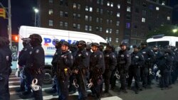  Polisi wa New York nje ya lango kuu la Chuo Kikuu cha Columbia, huko New York, mapema Ijumaa, Aprili 26, 2024,
