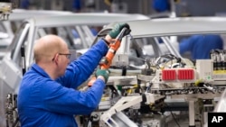 2018年1月22日工人们在德国茨维考德国大众汽车公司工厂工作