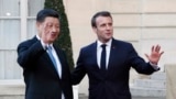 法国总统马克龙与中国国家主席习近平在巴黎爱丽舍宫会晤后向记者挥手致意。（资料照片，2019年3月25日）