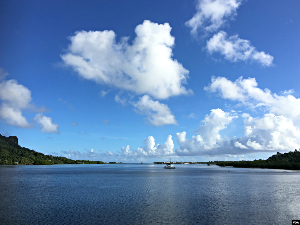 Quang cảnh buổi sáng trên vịnh nằm giữa bán đảo Sokehs và Kolonia ở phía bắc Đảo Pohnpei, Liên bang Micronesia, ngày 26 tháng 4, 2017. Nằm giữa Thái Bình Dương, Pohnpei là một trong bốn bang hợp thành Liên bang Micronesia và cũng là nơi đặt thủ đô quốc gia của đảo quốc này. &nbsp;