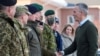 Генеральный секретарь НАТО Йенс Столтенберг пожимает руку командующему Силами обороны Эстонии генералу Мартину Херему. Тапа, Эстония. Март 2022 г. (архивное фото) 