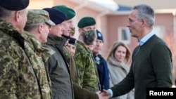 Генеральный секретарь НАТО Йенс Столтенберг пожимает руку командующему Силами обороны Эстонии генералу Мартину Херему. Тапа, Эстония. Март 2022 г. (архивное фото) 