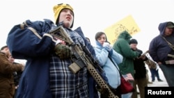 FILE - Chris Harris carries an AR-15 rifle at a pro-gun activist rally as part of the National Day of Resistance, at the state Capitol in Salt Lake City, Utah, February 23, 2013. (REUTERS/Jim Urquhart) 