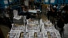 2021年6月18日早晨，香港一名工人在印刷厂捆扎当日的《苹果日报》。