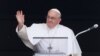 Papa Francis akiongoza sala ya Malaika wa Bwana kutoka dirishani kwake Vatican