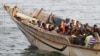 Les immigrés clandestins africains sont assis sur un bateau dans la ville portuaire d'Aden, au sud du Yémen, le 26 septembre 2016.