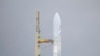 En esta imagen publicada por la NASA, el cohete Ariane 5 de Arianespace, con el telescopio espacial James Webb de la NASA a bordo, el 23 de diciembre de 2021 en el puerto espacial europeo, el Centro Espacial Guayanés, en Kourou, Guayana Francesa. (Bill Ingalls/NASA vía AP)