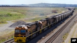 2021年11月2日，一列運煤列車穿過澳大利亞莫斯韋爾布魯克附近的獵人谷（資料照片）