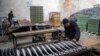 Un trabajador arma proyectiles de mortero en una fábrica, el miércoles 31 de enero de 2024, en Ucrania.