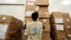Un trabajador del Programa Mundial de Alimentos arregla paquetes de ayuda humanitaria a Africa para combatir el brote del coronavirus, en el Aeropuerto Internacional Addis Ababa, en Etiopía.