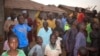 나이지리아 북서부 마을의 납치 사건 발생 지역에 7일 주민들이 모여 있다. 