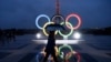 资料照片：法国巴黎艾佛尔铁塔附近的奥运五环标志。(2017年9月13日）