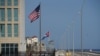 Las banderas de EEUU y Cuba se observan en las inmediciones de la embajada estadounidense en La Habana, Cuba. El domingo 17 de marzo de 2024 cubanos protestaron en varios puntos del oriente del país cntra la falta de alimentos y electricidad.