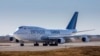 Un Boeing 747 de propiedad venezolana, operado por la línea de carga estatal venezolana Emtrasur, en la pista después de aterrizar en Argentina, el 6 de junio de 2022. El 1 de agosto de 2022, un juez argentino confirmó una prohibición de salida del país del avión.