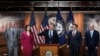 El representante estadounidense Michael McCaul (Republicano por Texas) habla con periodistas durante una conferencia de prensa semanal en el Capitolio en Washington, EEUU, el 16 de abril de 2024. 