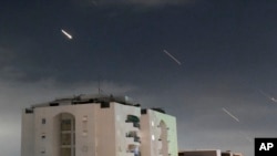 14일 이스라엘 중부에서 이란에서 발사된 미사일을 요격하기 위해 아이언 돔 지대공 요격미사일이 발사되고 있다.